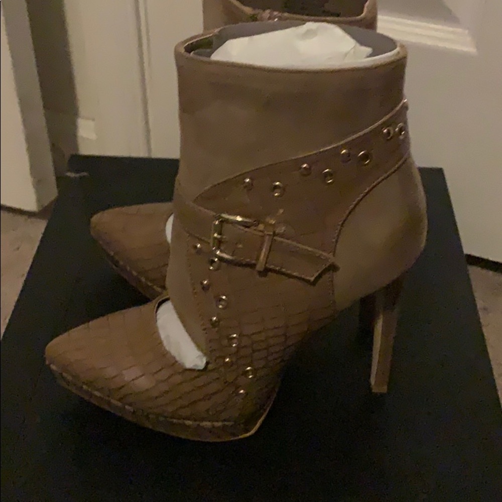 Heels - Picture 3 of 4